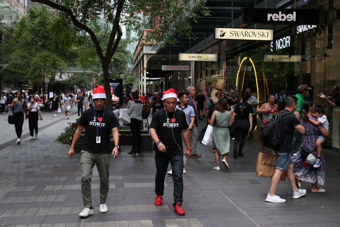 Božični vrvež na ulicah je enak kot pretekla leta. | Foto: Reuters
