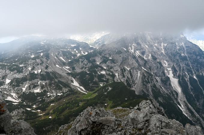 Pogled z Velike Zelenico proti Ojstrici (v oblakih) ter navzdol proti Molički planini | Foto: Matej Podgoršek