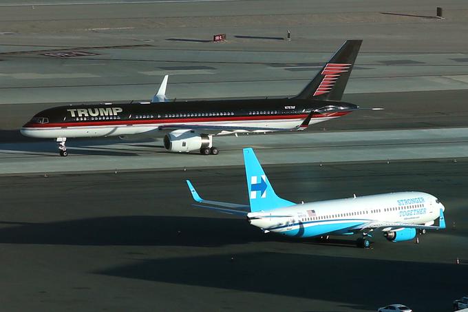 Hillary Clinton in Donald Trump po ZDA potujeta vsak s svojim letalom. Takole sta se srečala v Las Vegasu. | Foto: Reuters