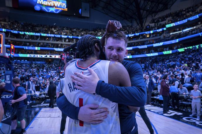 Dallas Mavericks : Los Angeles Clippers Luka Dončić James Harden | Pomerili se bosta ekipi, ki sta na zadnjih tekmah dosegli skupno kar 287 točk. Dallas 143 proti Golden Statu, LA Clippers pa 144 proti Utahu, kjer so zmagali kar za +37 in prekinili niz treh zaporednih porazov. Luka Dončić je na zadnji tekmi dosegel 45, James Harden pa 41 točk. | Foto Guliverimage