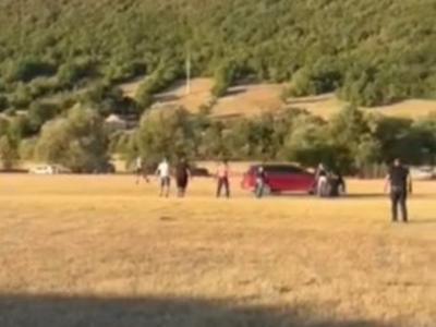 Z avtomobilom namerno zapeljal med ljudi: trije poškodovani, voznik na begu #video