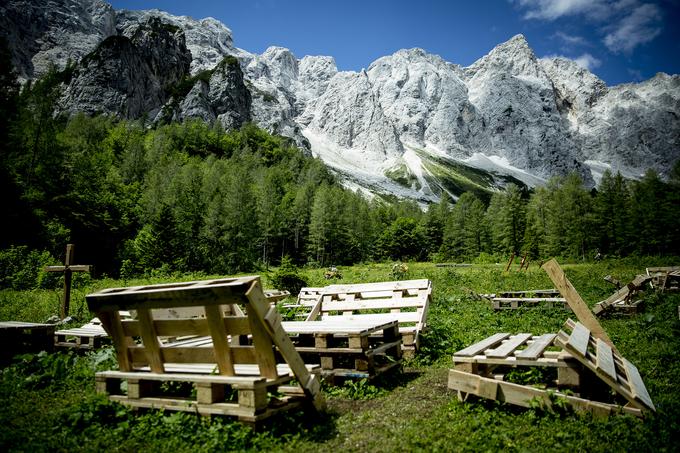 Planinci si lahko odpočijejo na bližnjem travniku in zraven uživajo v pogledu na okoliško gorsko kuliso.  | Foto: Ana Kovač