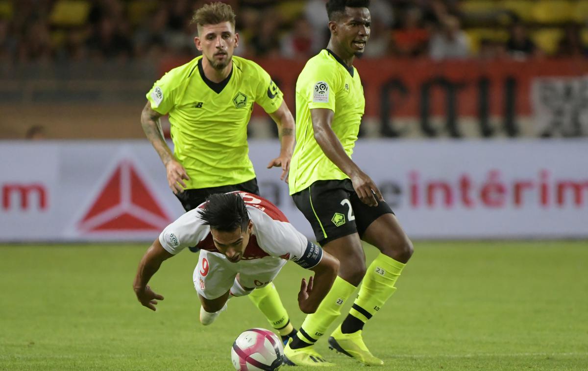 Lille | Nogometaši Lilla so s 3:0 odpravili zadnji Guingamp, Radamel Falcao (na tleh) pa je z Monacom izgubil pri Bordeauxu. | Foto Reuters