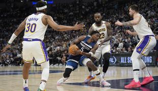 V živo: Edwards s simultanko topi prednost Lakersov
