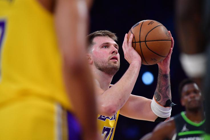 Luka Dončić je lani z Dallasom zaigral v finalu lige NBA, slabo leto dni pozneje pa z Lakersi izpadel v prvem krogu končnice. Dallas se sploh ni uvrstil v play-off. | Foto: Reuters