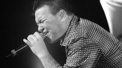 Umrl je frontman skupine, katere hite poznamo vsi