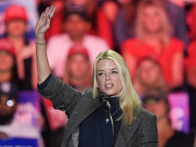 Trump odpustil pravosodno ministrico Pam Bondi