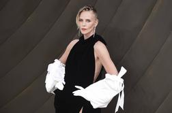 Charlize Theron zgoraj brez: za fotografijo je oblekla le uhane