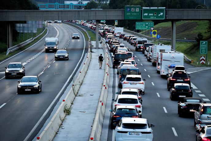 Zastoj pred Karavankami, kolone tudi drugod po Sloveniji