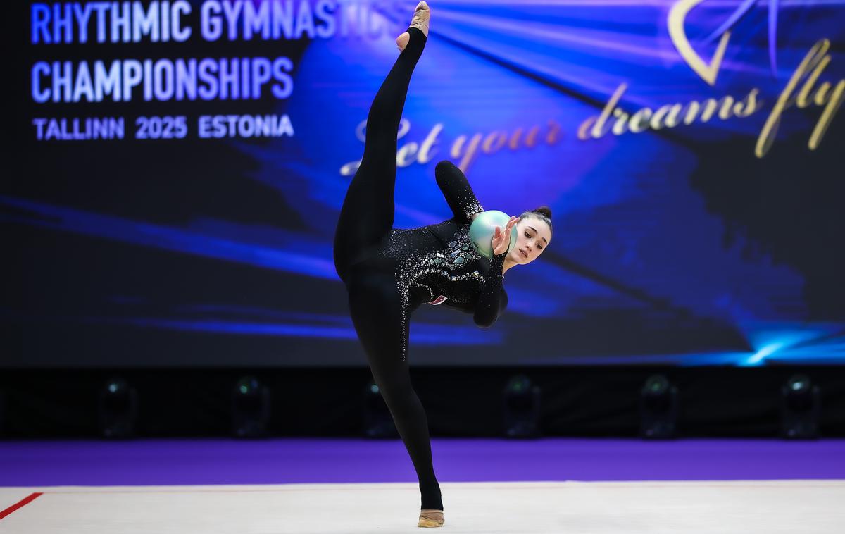 Brigita Krašovec | Brigita Krašovec je dobro začela kvalifikacijske nastope z obročem in žogo na evropskem prvenstvu v ritmični gimnastiki. | Foto Guliverimage