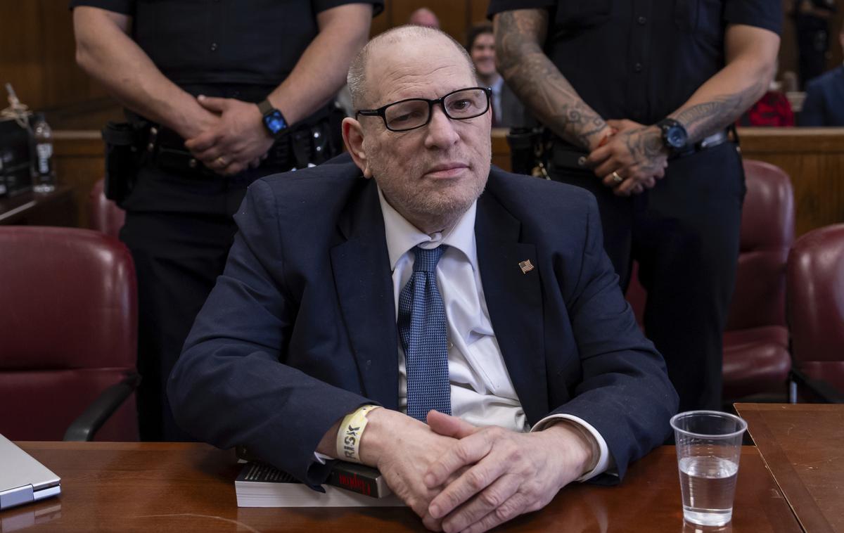 Harvey Weinstein | Weinstein tudi v primeru oprostilne sodbe na drugem sojenju v New Yorku ne bo odkorakal na prostost, saj je bil za spolni napad in posilstvo obsojen tudi v Los Angelesu, in sicer na 16 let zapora. Tudi na to obsodbo se je pritožil, postopek pa še ni končan. | Foto Guliverimage