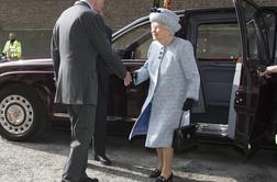 Kraljica Elizabeta ima zaposleno osebo, ki ji uhodi čevlje