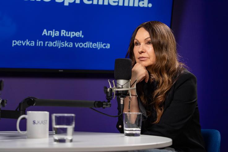 Pevka tudi doma ne nosi trenirk in je vedno urejena.  | Foto: Luka Petrič