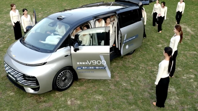 Nov svetovni rekord: kitajski enoprostorec sprejel 42 ljudi #video