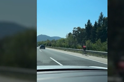 Ukrajinec s specialko dirkal po odstavnem pasu gorenjske avtoceste. Doletela ga je kazen v višini 150 evrov. #video