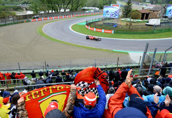 Kljub dežju se je že v petek v Imoli zbralo več tisoč tisofov, navijačev Ferrarija. | Foto: Reuters
