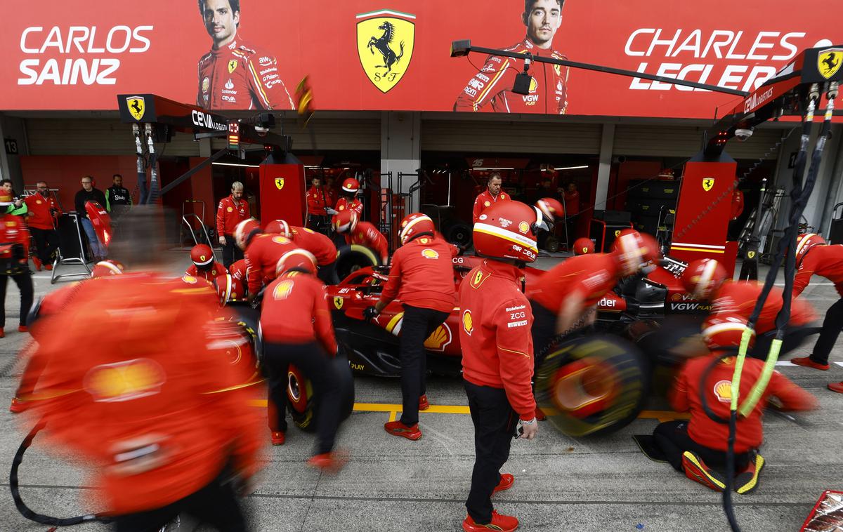 Suzuka Carlos Sainz | Četrtek je bil v Suzuki čas za trening postankov za mehanike, tako so trenirali pri Ferrariju. | Foto Reuters