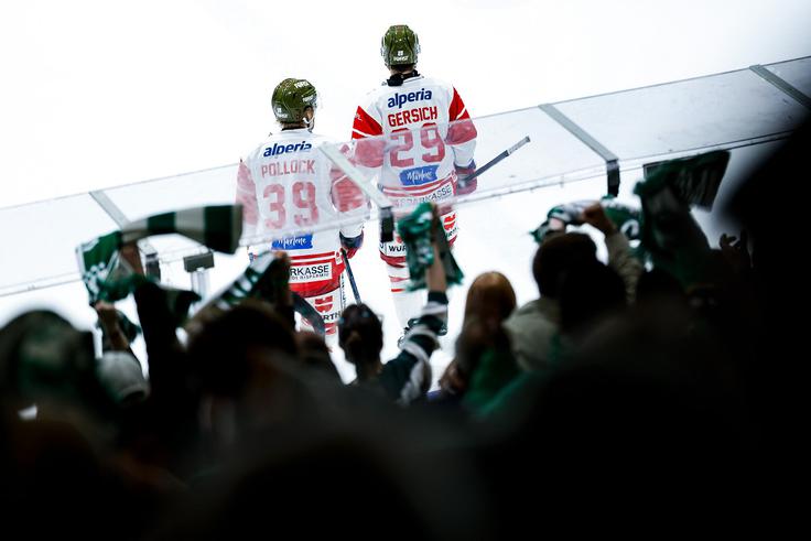 Gostje so skušali spraviti Olimpijo iz tira s pretepi. | Foto: Aleš Fevžer