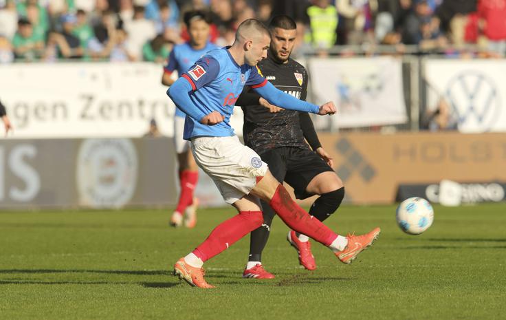 Letos je Deniz Undav v Nemčiji pokvaril načrte slovenskemu reprezentančnemu branilcu Davidu Zecu. S Stuttgartom je v pokalu spomladi v gosteh izločil Holstein Kiel s 3:0, pri tem pa prispeval zadetek in podajo. Zec je imel ogromno dela v obrambi, 20 minut je za Kiel odigral tudi mladi slovenski napadalec Aldin Jakupović. | Foto: Guliverimage