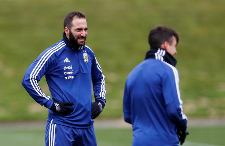 Gonzalo Higuain je pohvalil odločitev zveze o odpovedi tekme. | Foto: Reuters