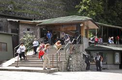 Pred Machu Picchujem obtičalo 900 turistov #video