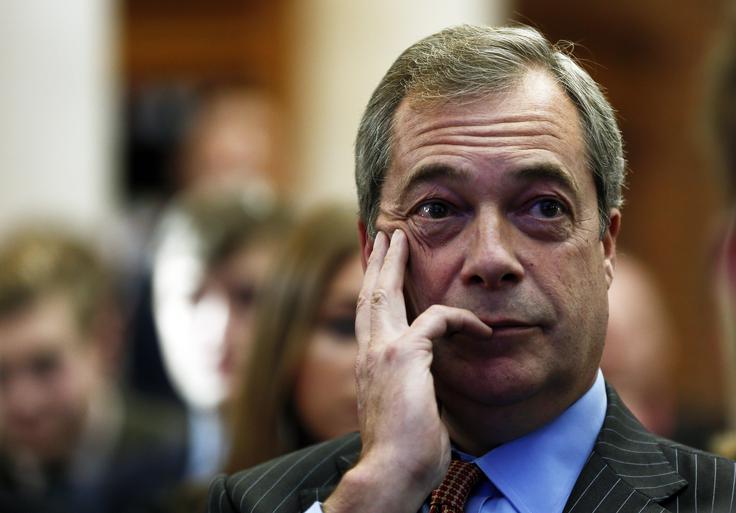 Nigel Farage Musk se je v zadnjih dnevih vpletel v britansko politiko tudi s pozivom po zamenjavi Nigla Faragea s položaja vodja Reformne stranke. Menda je razlog Farageevo nasprotovanje, da bi se v stranko včlanil zaprti desničarski in protiislamski aktivist Tommy Robinson (ta je na družbenih omrežjih zelo pogosto objavljal tudi prispevke o spolnih zlorabah otrok, ki so jih izvajale azijske tolpe, ni pa jih razkril, op. p.). Robinson je za Muska politični zapornik. Za novinarja Financial Timesa Luca je Muskova želja po zamenjavi Faragea še en dokaz njegovega slabega poznavanja britanske politike, saj je Reformna stranka Farageev osebni politični projekt. Musk je pred zahtevo po zamenjavi Reformni stranki menda obljubil donacijo v višini nekaj manj kot sto milijonov evrov. Farage zdaj trdi, da lahko njegova stranka zbere dovolj denarja tudi brez Muskove pomoči. | Foto: Reuters