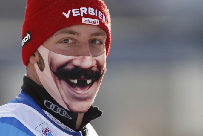 Švicar Justin Murisier je presenetil s 3. mestom, ob tem pa zabaval s posrečeno zaščitno masko. | Foto: Reuters