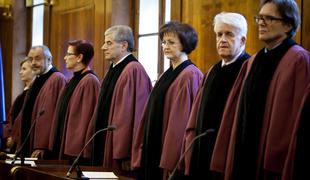 V poldrugem letu se bosta zamenjali dve tretjini ustavnih sodnikov