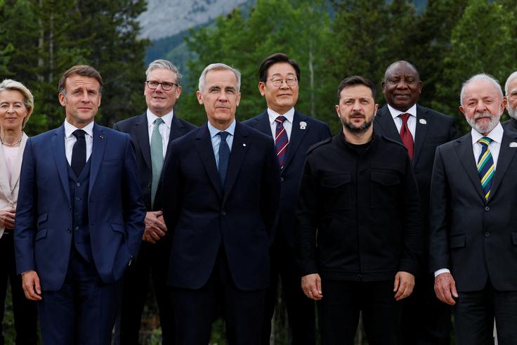 Kanadski premier Mark Carney, francoski predsednik Emmanuel Macron, ukrajinski predsednik Volodimir Zelenski, britanski premier Keir Starmer, predsednica Evropske komisije Ursula von der Leyen in drugi na vrhu G7.  | Foto: Reuters