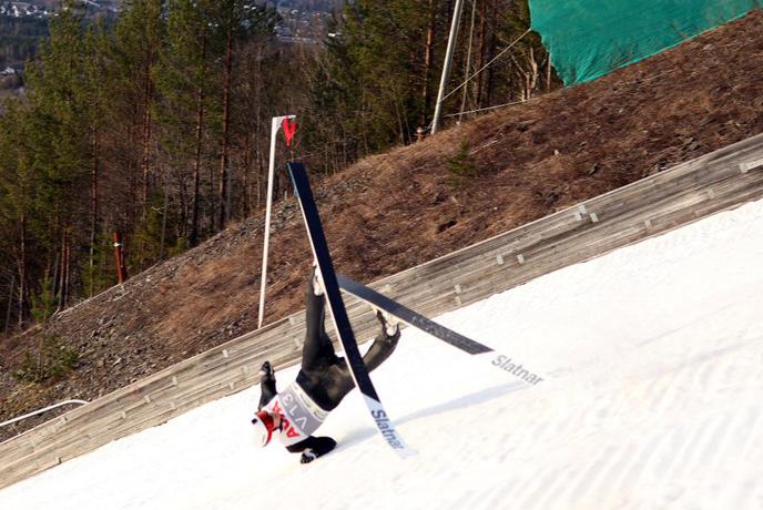 Katra Komar dočakala krst na letalnici, trenutki groze za enega od predskakalcev #video