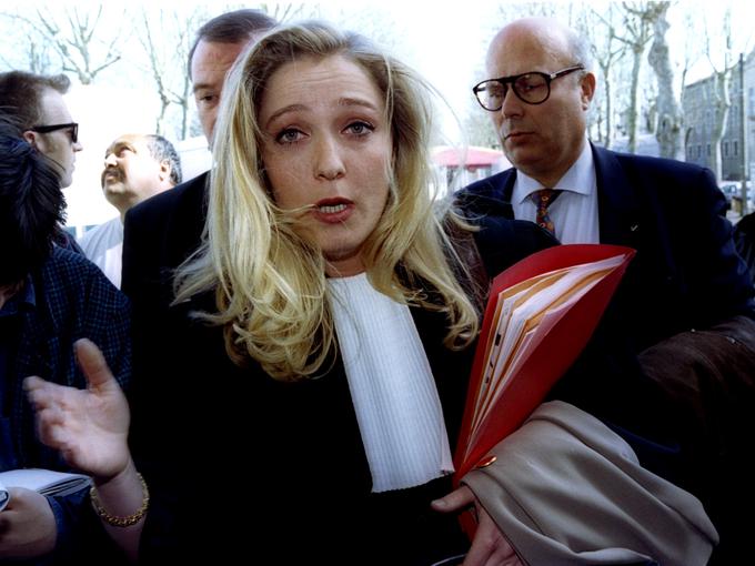 Od leta 1992 do 1998 je bila Marine Le Pen odvetnica. Med drugim je marca 1995 na sodišču branila člana Nacionalne fronte, ki sta se stepla s političnimi nasprotniki. Eden od aretiranih članov nacionalne fronte je bil tudi Samuel Marechal, oče zdajšnje poslanke Nacionalne fronte v francoskem parlamentu Marion Marechal-Le Pen. | Foto: Reuters