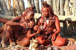Rdeče ozaljšane Himbe na severu Namibije