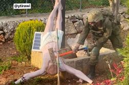 Izraelski vojak s kladivom uničil Jezusov kip