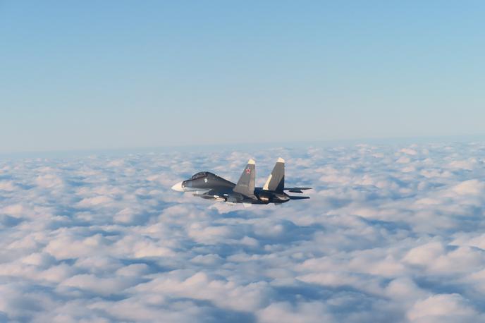 ruski lovec Su-30 | Podobne kombinacije orožja so že prej opazili v Črnem morju, kjer so ruski Su-30SM v bojih proti ukrajinskim brezpilotnim plovilom uporabili kasetne bombe. | Foto Španska vojska