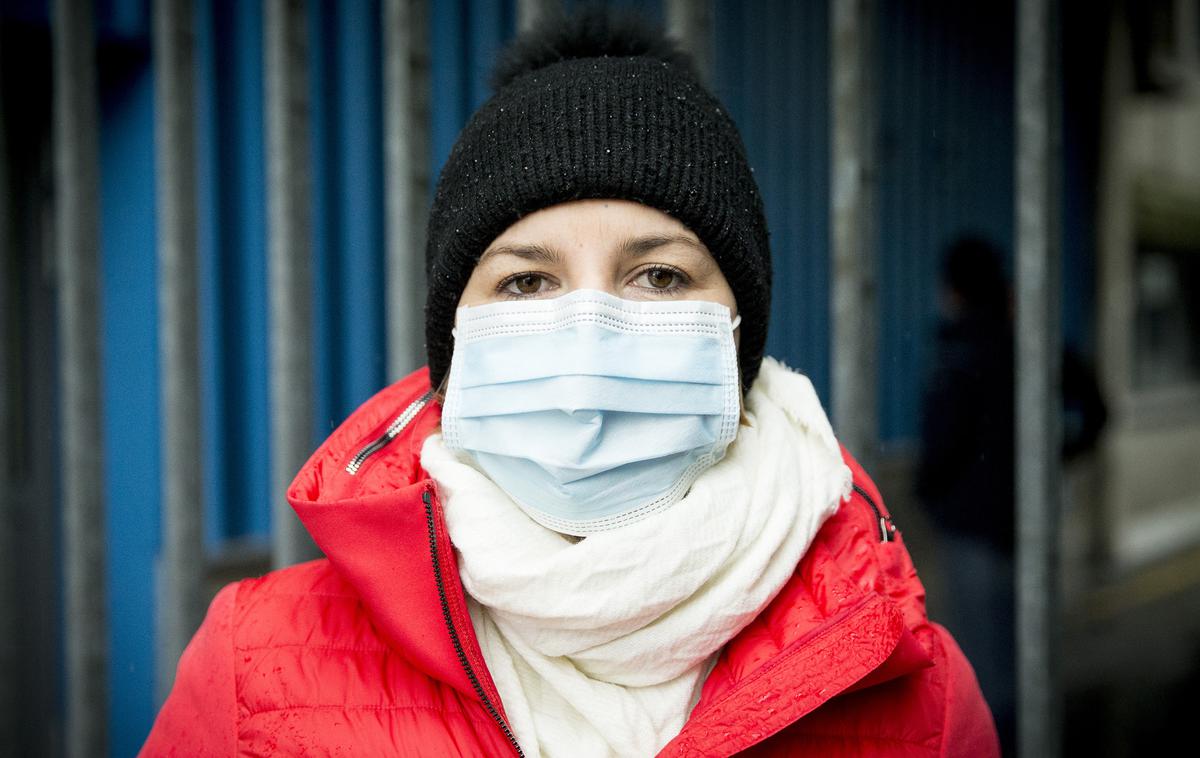Maska koronavirus | Med drugim bodo uvedli merjenje telesne temperature potnikov na brniškem letališču, ukrepi bodo sledili tudi na kopenski meji.  | Foto Ana Kovač