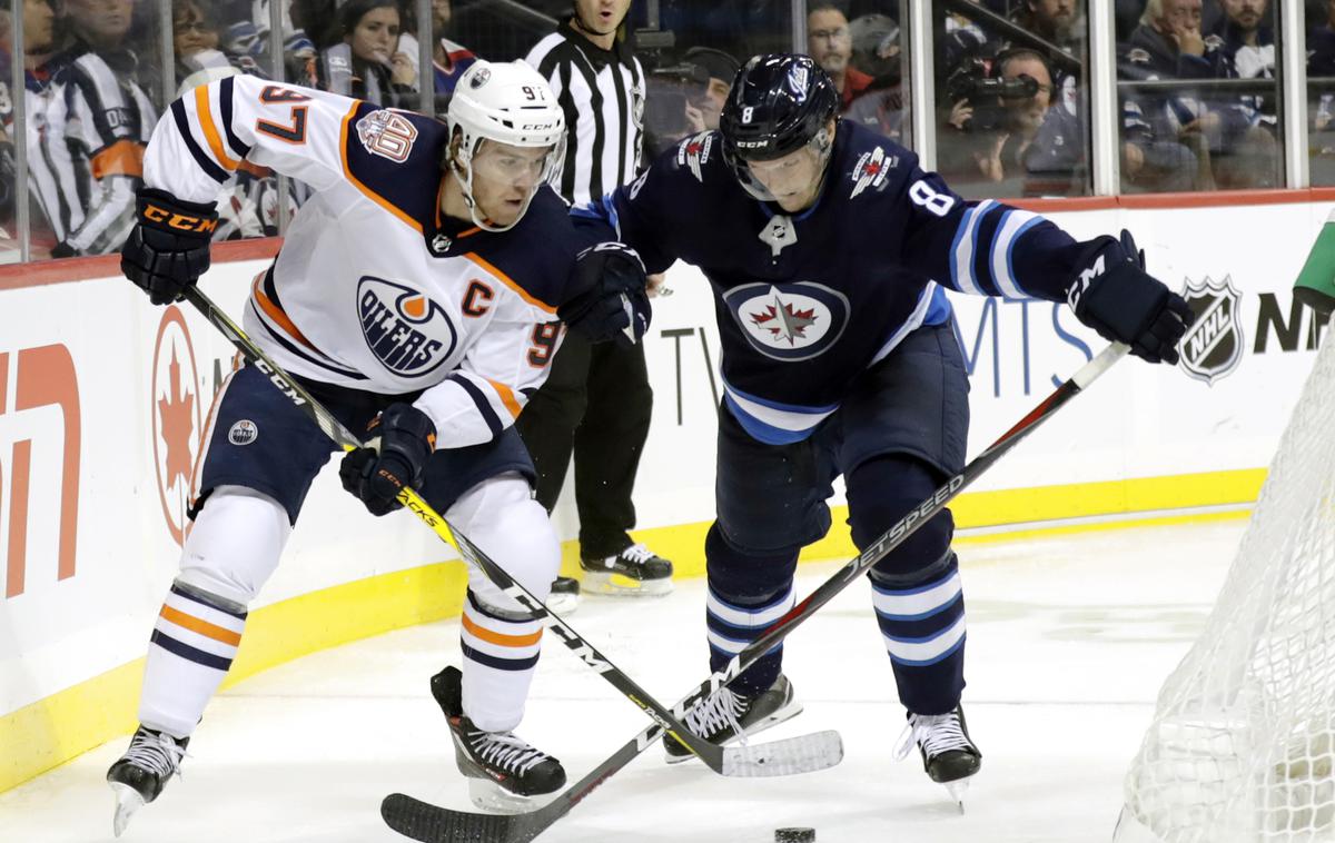 Connor McDavid | Connor McDavid je postal prvi hokejist v zgodovini NHL, ki je ali zadel ali podal pri devetih zaporednih zadetkih svoje ekipe na uvodu v sezono. | Foto Reuters