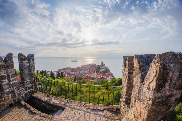 Srednjeveško mestece Piran, ki mu je skozi stoletja pečat pustila bližina mogočnih Benetk, nedvomno sodi med najlepša, najbolj ohranjena in najpristnejša sredozemska mesta. V mestu vas čaka Pomorski muzej, kjer spoznate bogato pomorsko dediščino območja, Akvarij z več kot 60 vrstami rib, znameniti Tartinijev trg in romantično mestno obzidje z najlepšimi sončnimi zahodi. | Foto: 