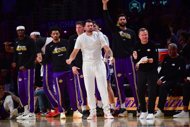 Luka Dončić v tej končnici stiska pesti za soigralce s klopi. Ostaja previden, saj se zaveda, kaj vse se lahko zgodi, če bi se vrnil prezgodaj. | Foto: Reuters