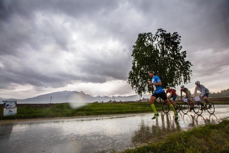 Triatlonec David Pleše, ki se je teka udeležil v sklopu treninga za naslednji ironman podvig, je vodil precejšen del poti.  | Foto: 