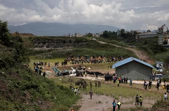 V strmoglavljenju letala v Nepalu več mrtvih #video