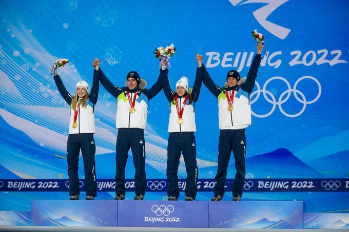Slovenska ekipa leta 2022 v sestavi Nike Križnar, Timija Zajca, Urše Bogataj in Petra Prevca je v Pekingu spisala zgodovino in na premierni tekmi mešanih ekip zanesljivo osvojila zlato. | Foto: Anže Malovrh/STA