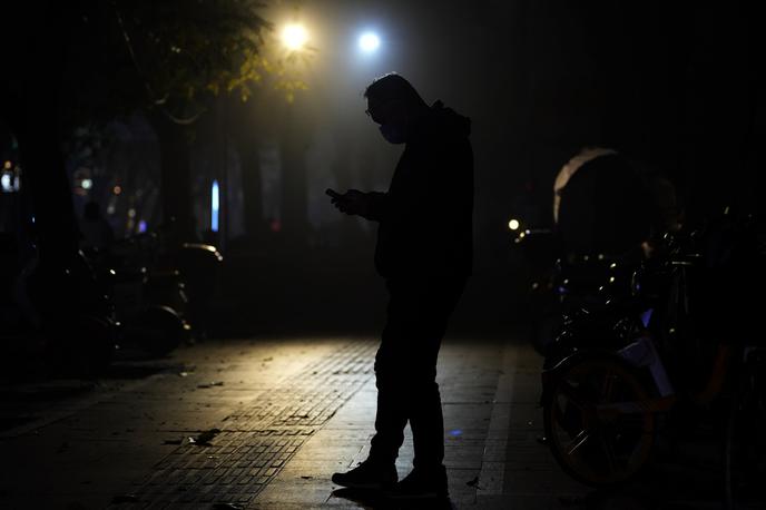 Telefonski klic, Kitajska, maska | Kitajska se je v zadnjih letih spremenila v državo, kjer si oblast državljane prizadeva nadzorovati na vsakem koraku. To še posebej velja za večja mesta, kjer tako rekoč vsak kvadratni centimeter prečesavajo varnostne kamere. | Foto Guliverimage