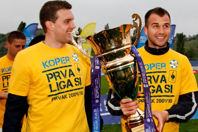 Igor Nenezić (levo) se je pred sedmimi leti s Koprom veselil naslova državnega prvaka, v tej sezoni pa nastopa v četrtem kakovostnem razredu. Na fotografiji še nekdanji kapetan Kopra Dalibor Radujko. | Foto: Urban Urbanc/Sportida