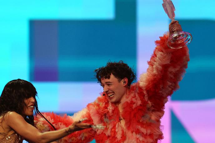 Nemo, Švicar | Švicarski zmagovalec tekmovanja za pesem Evrovizije leta 2024 Nemo je v znak protesta zaradi udeležbe Izraela na Evroviziji prihodnje leto vrnil zmagovalno trofejo. | Foto Guliverimage