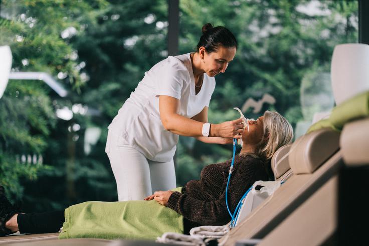 Tretmaji SPA so zasnovani tako, da zmanjšujejo stres, podpirajo regeneracijo telesa in omogočajo udobno okrevanje pred, med in po zahtevnejših implantoloških posegih. | Foto: ORTOIMPLANT DENTAL SPA