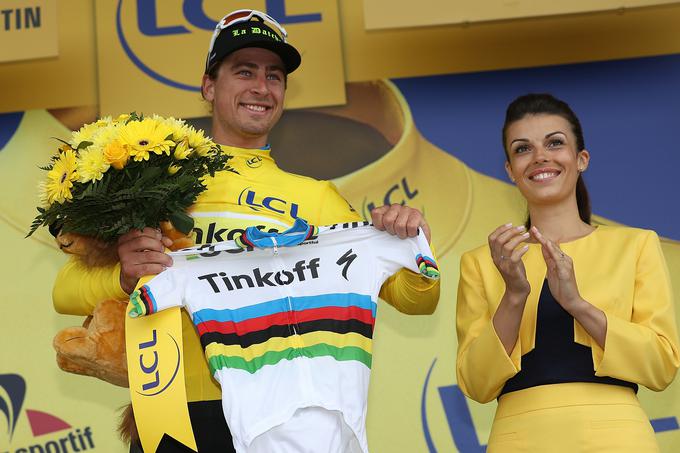 Tudi svetovni prvak Peter Sagan se je letos na francoskem Touru oblekel v rumeno. Tokrat sploh prvič. Na fotografiji ponosno pozira z mavrično majico svetovnega prvaka. | Foto: 
