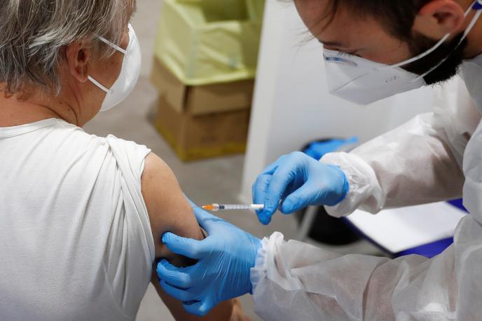 cepljenje italija | Ta teden v Italiji pričakujejo 4,1 milijona novih odmerkov cepiv proti novemu koronavirusu. Namenili naj bi jih predvsem mladim. Od prejšnjega tedna so namreč odpravili starostne omejitve in cepijo vse od 12. leta starosti. | Foto Reuters