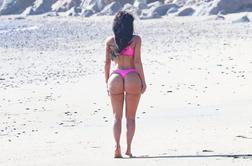 (Ne)retuširana Kim Kardashian na plaži #foto