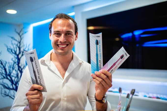 "Po priporočilu dr. Vesne Kaloh sem začel uporabljati Premium zobno ščetko VBO, ki je presegla vsa moja pričakovanja." | Foto: Jan Lukanović