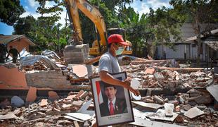 Indonezijski otok že ves dan tresejo močni potresni sunki